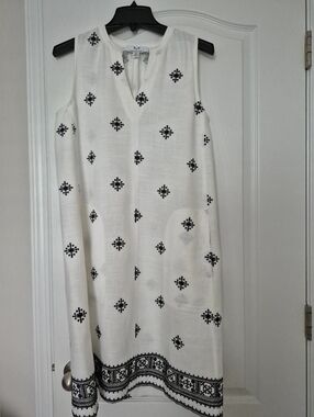 NWOT Magaschoni Dress Size M White Embroidered Sleeveless